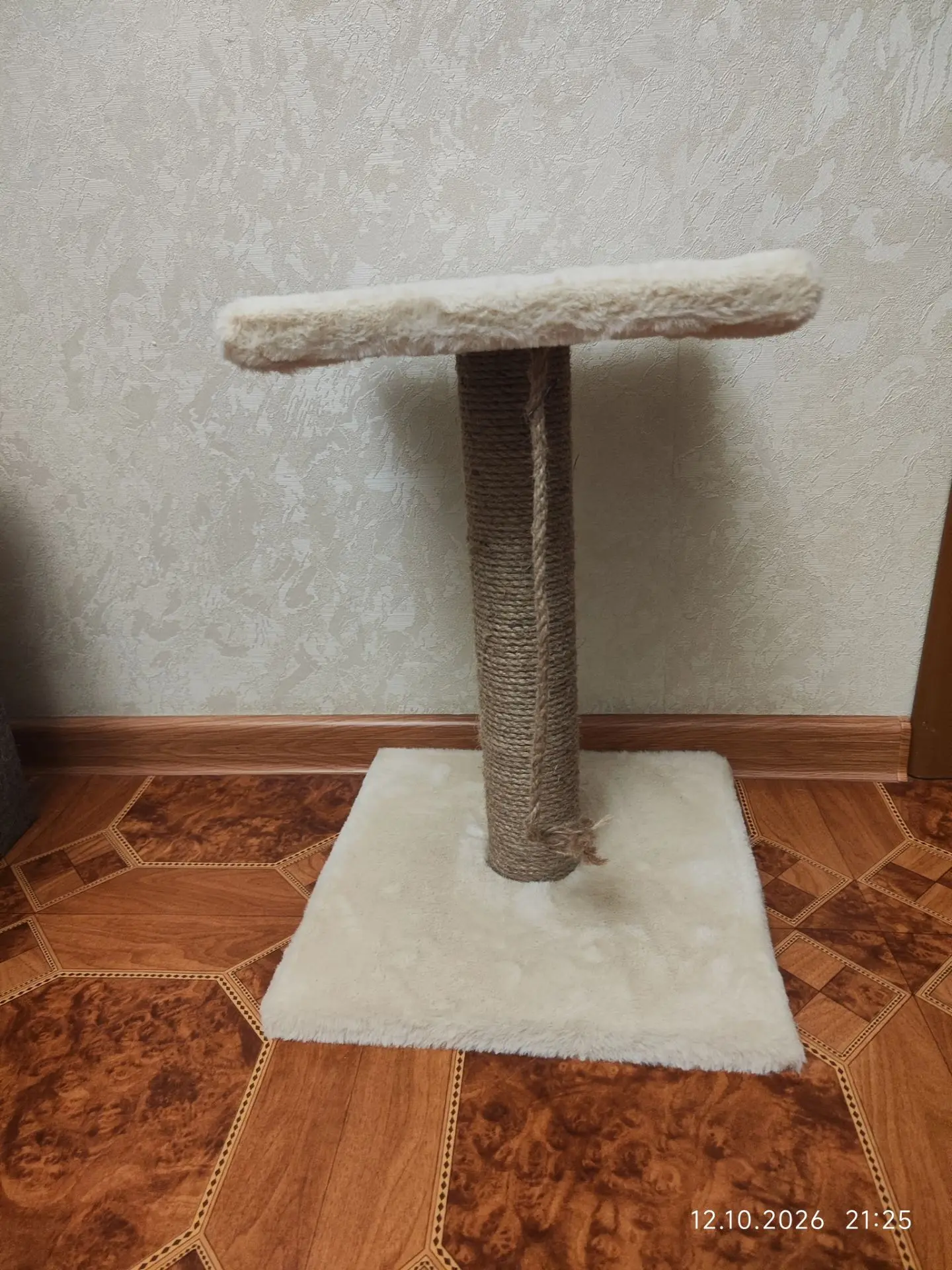 Продам когтеточку для котят в б/у в идеальном состоянии. Цена 800руб. +79493637768 Оксана.