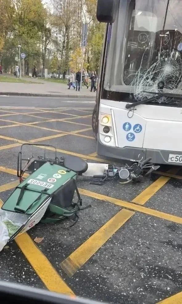 😨 Автобус сбил курьера сегодня днём у метро «Домодедовская»