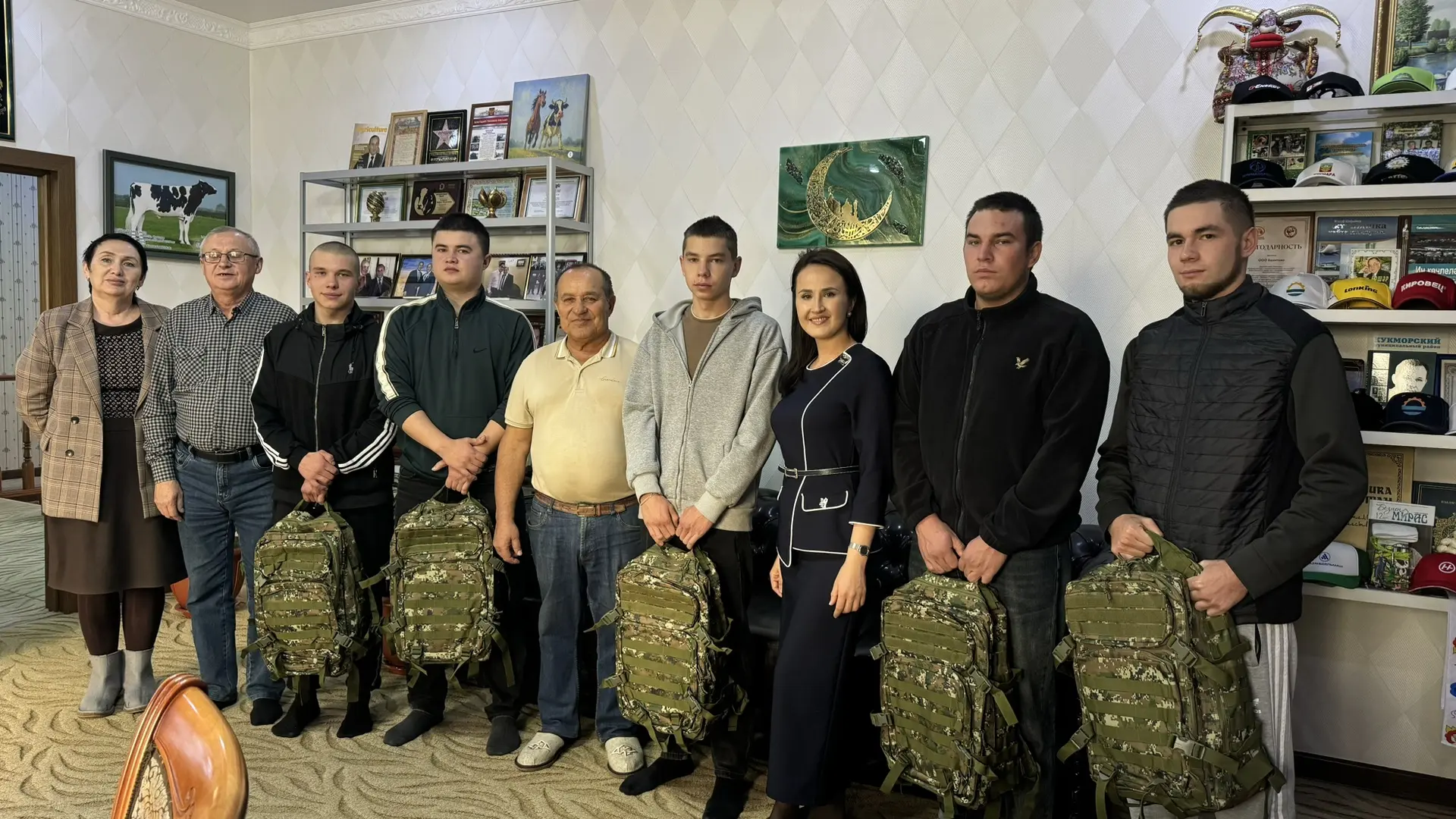 Армиягэ китэ торган егетлэрне чакырганнар,булэклэр биреп чэй эчерттелэр.