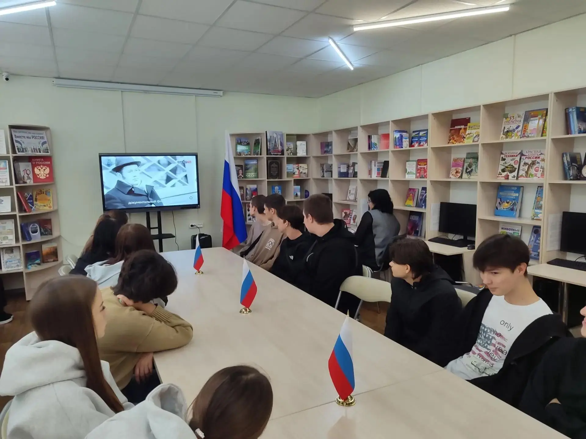 В модельной библиотеке МБУ "АГЦБС" для студентов ГБПОО ЛНР "АКИТЭ" прошел Исторический ...