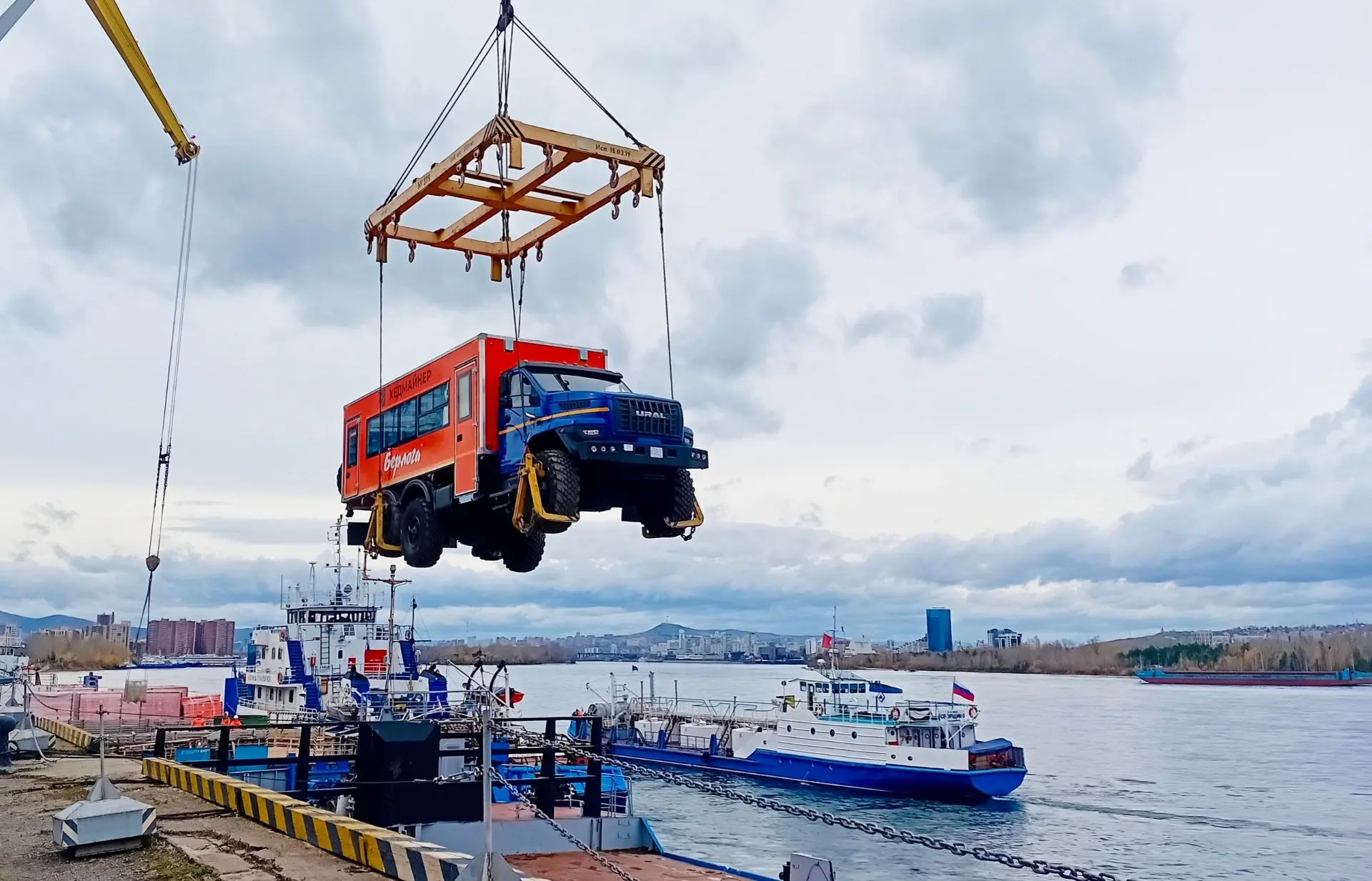 ⛴ В Красноярском речном порту горячая пора - идут последние дни приема грузов для отпра...