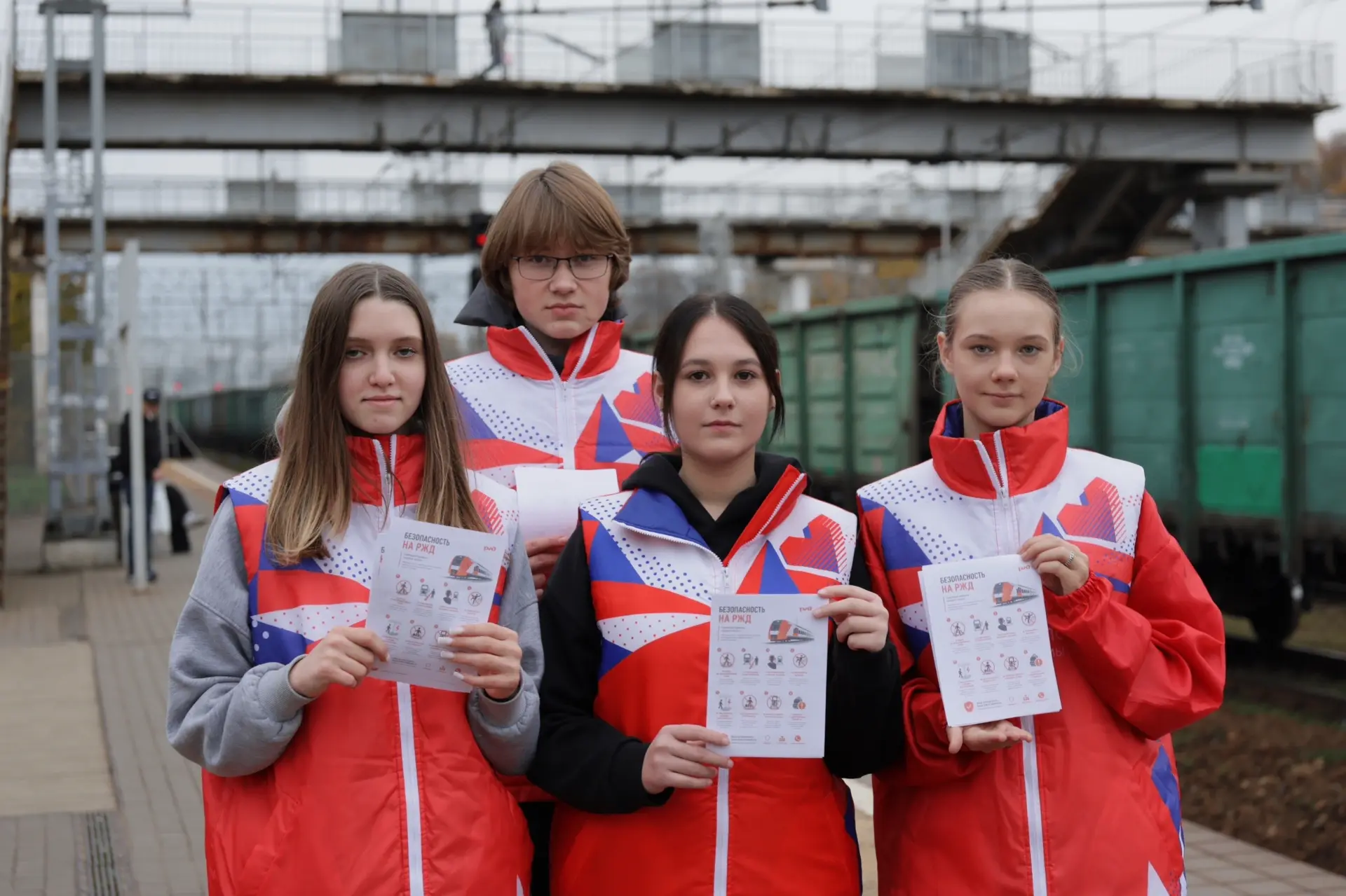 Волонтёры Подмосковья провели акцию «Уступи дорогу поезду» на станции Домодедово.