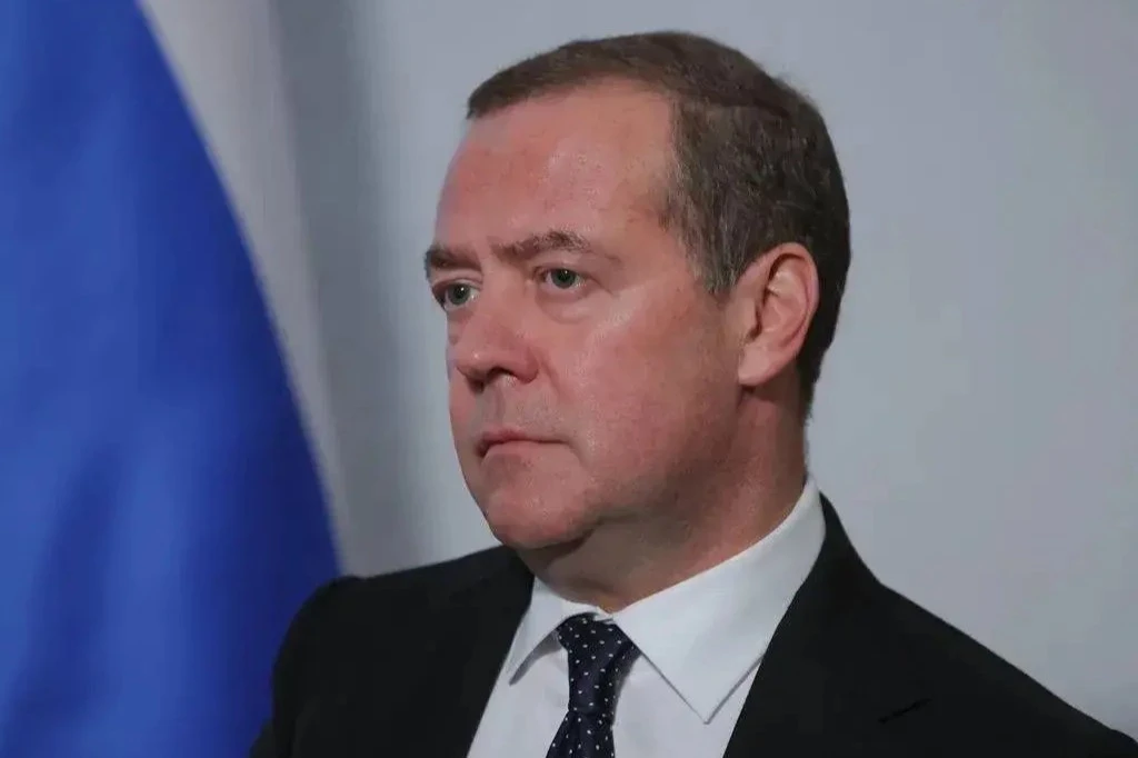 Медведев: Запад пытается вмешаться в выборы в Сербии