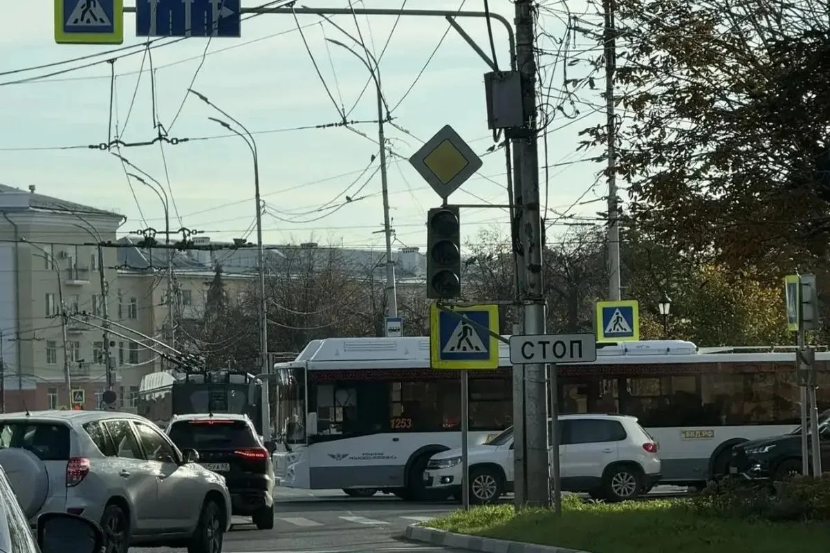 В центре Рязани произошёл сбой в работе светофоров. По информации из соцсетей, 13 октяб...