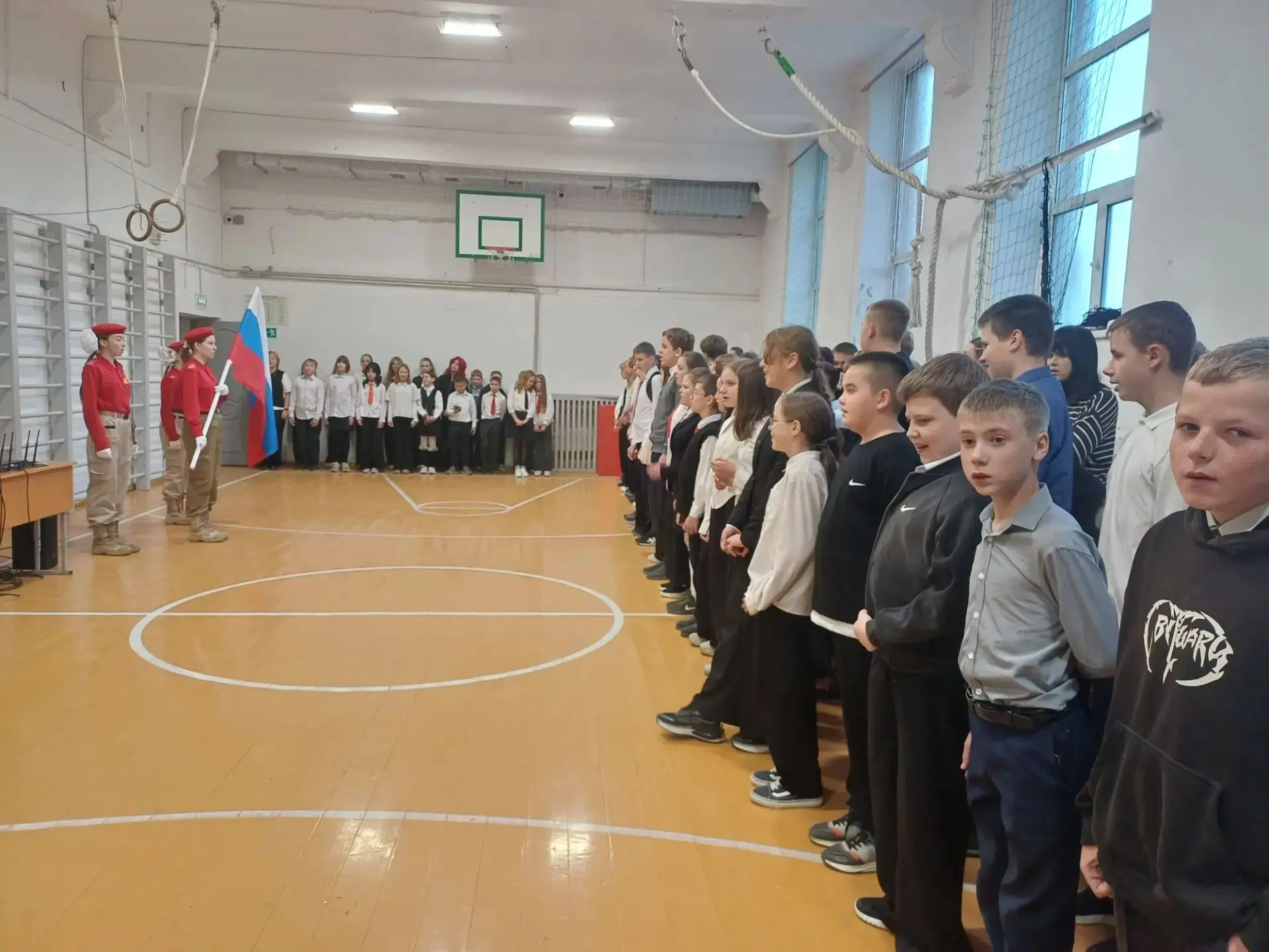 📢🇷🇺В понедельник в нашем центре прошла традиционная торжественная линейка — она зада...