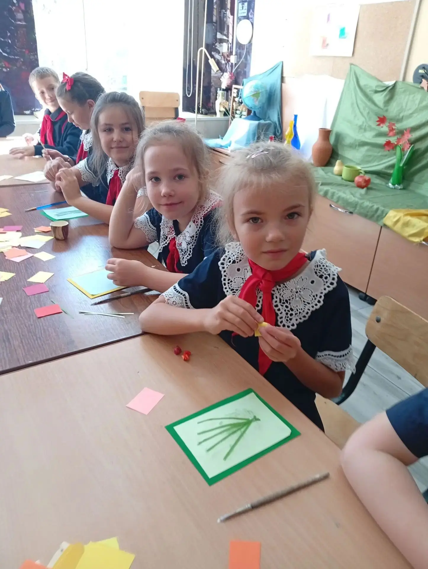 🌸 Сегодня преподаватель ДХШ1 Владивостока Лозовская Н.И. провела мастер-класс «Открытк...