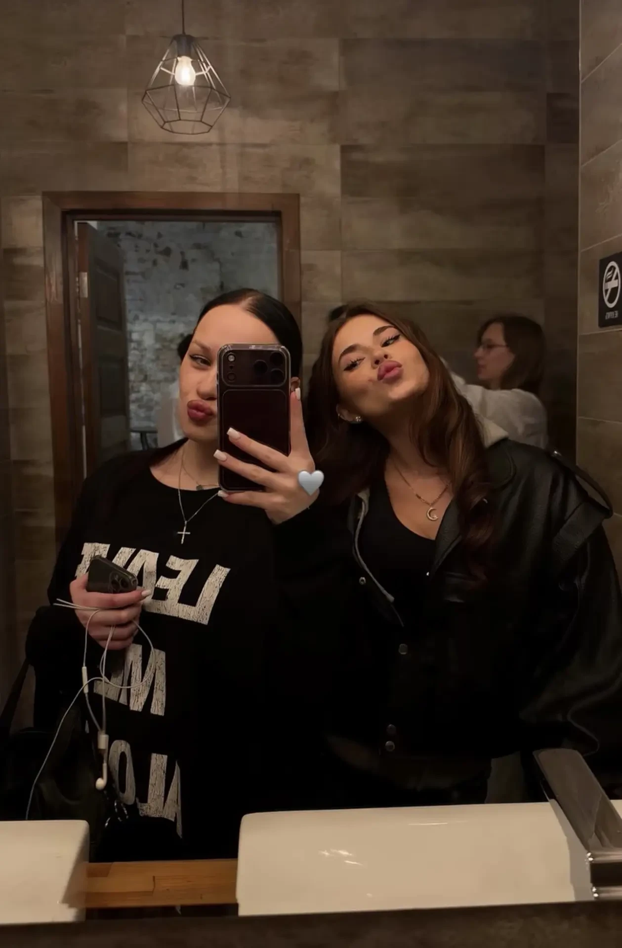 🖤📸 Два стильных образа и один вайб!