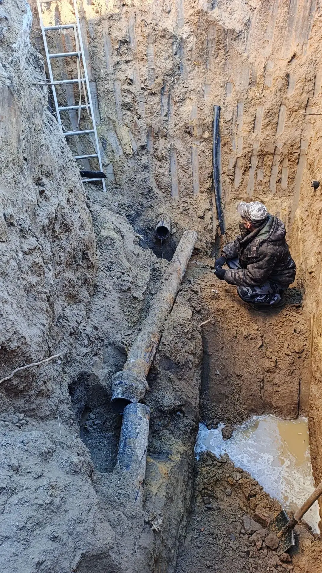 На аварийном участке водопроводной трассы продолжаются восстановительные работы. Бригад...