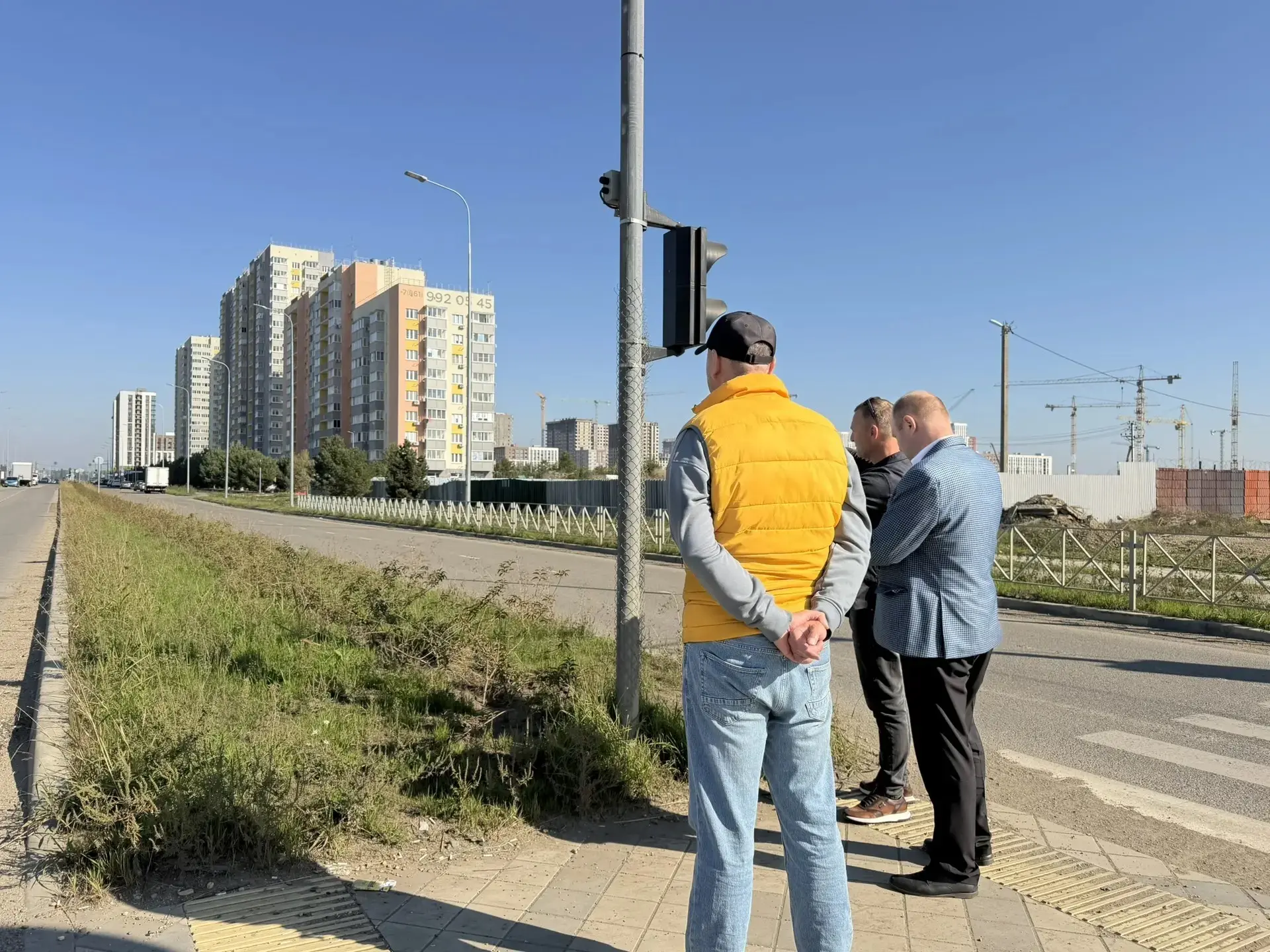 На этой неделе провели выездное совещание по вопросу озеленения Новознаменского.