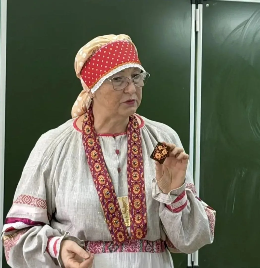 Мастер‑класс по верховой набойке ткани провели в Спировском округе для школьников
