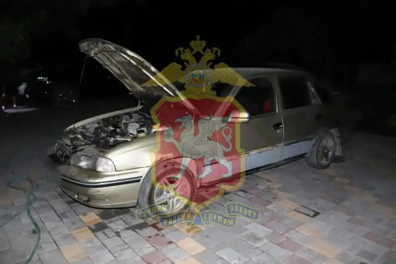 Пьяный крымчанин решил отомстить бывшей жене друга - он поджег ее авто.