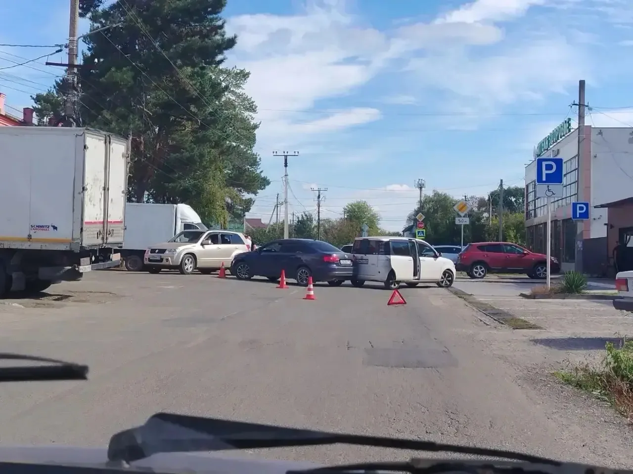 🚨 В Абинске на улице Колхозной столкнулись два автомобиля