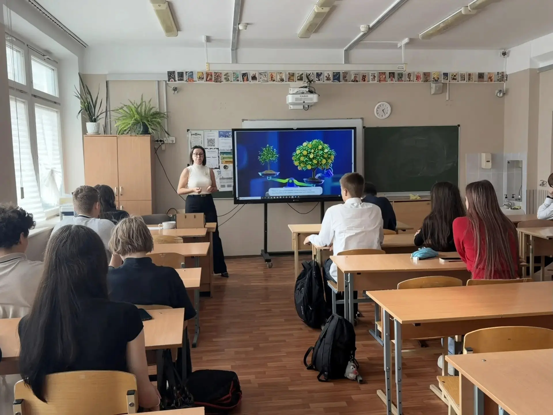 В МБОУ СОШ №16 прошли практические занятия от представителей Сбера для старшеклассников...