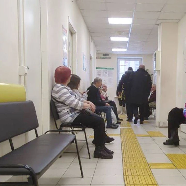 👩🏻‍⚕️🩺В Петрозаводске не хватает неврологов: пациенты неделями не могут записаться н...