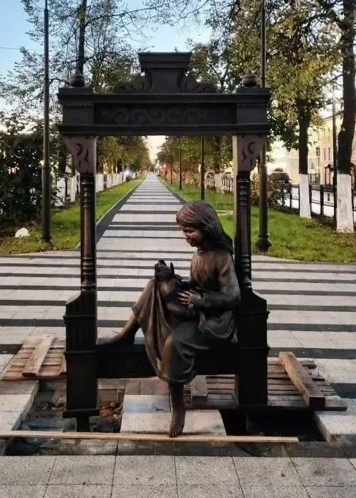 На улице Мира устанавливают бронзовые скульптуры. Одна из них — Девочка в окне, символ ...