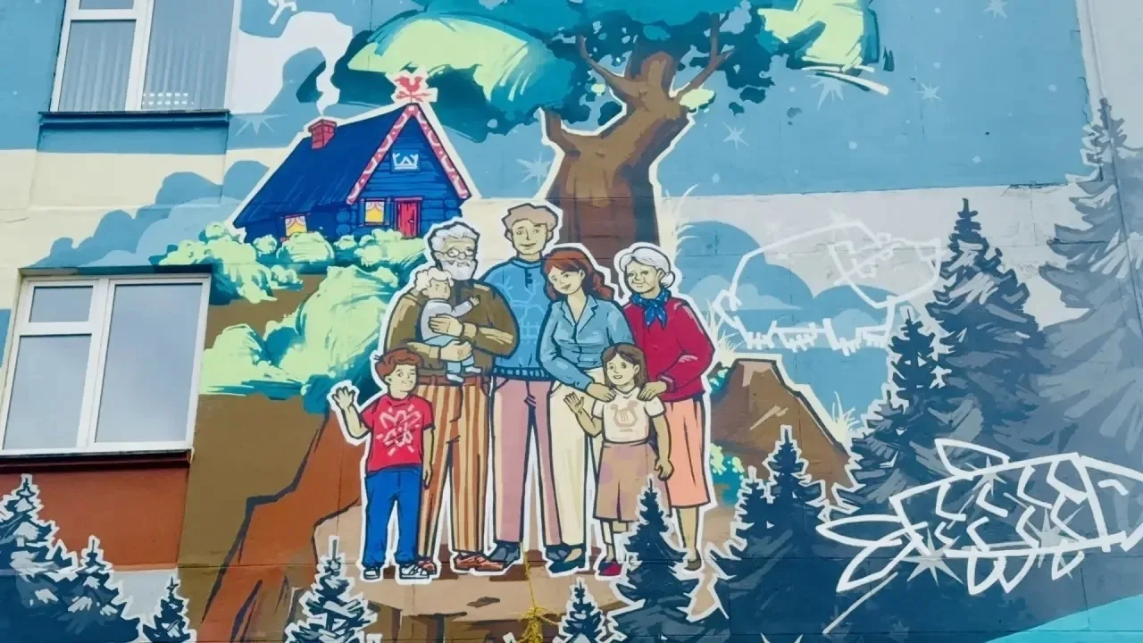 Мурал «Семейные ценности» украсил детскую поликлинику №5 🎨