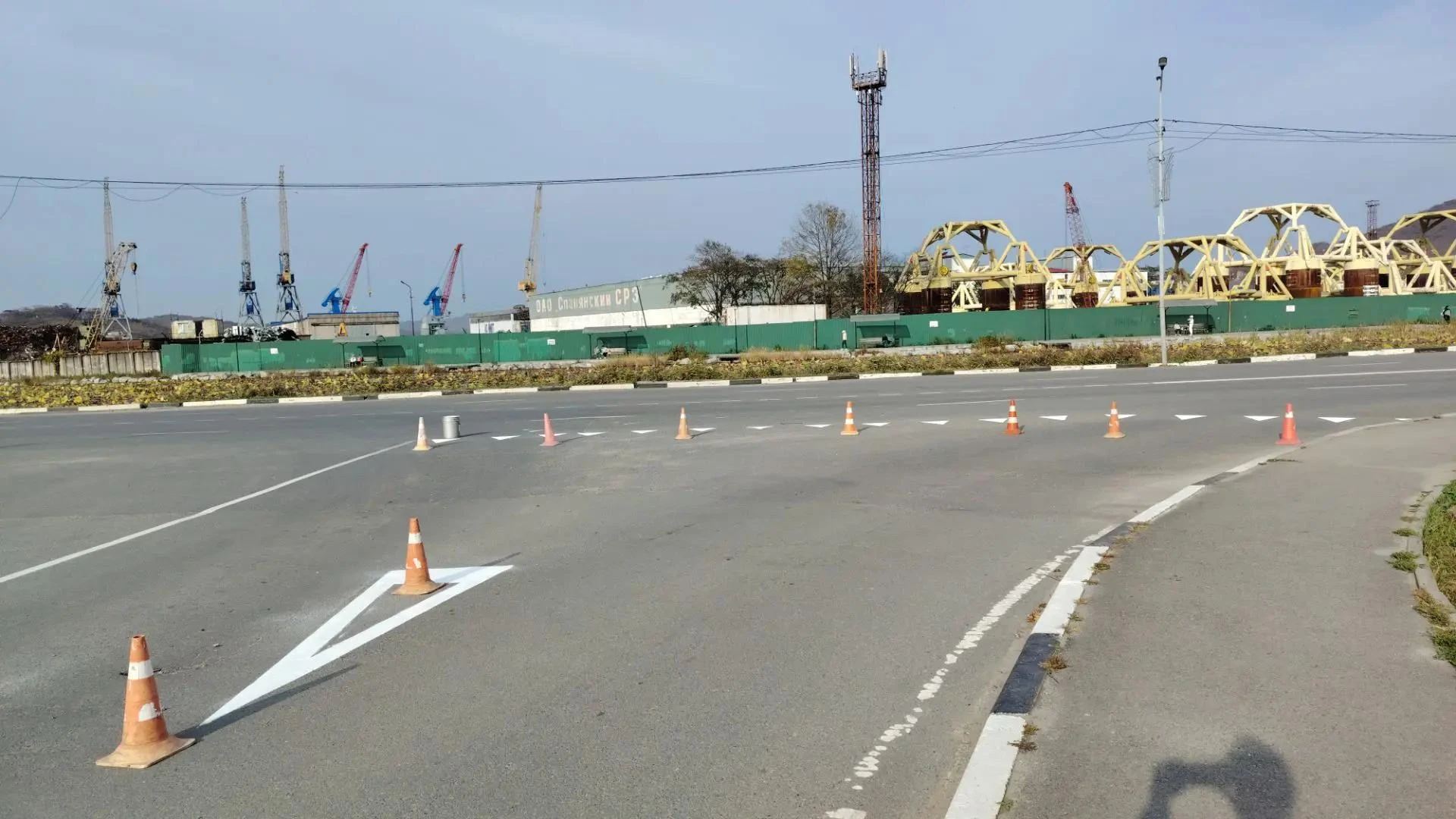 В Славянке проходят работы по нанесению и восстановлению дорожной разметки на автомобил...