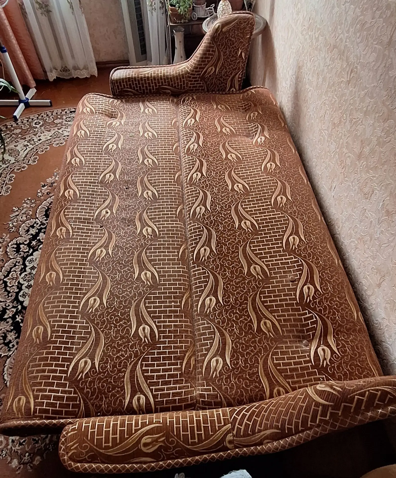Продаю диван б/у.