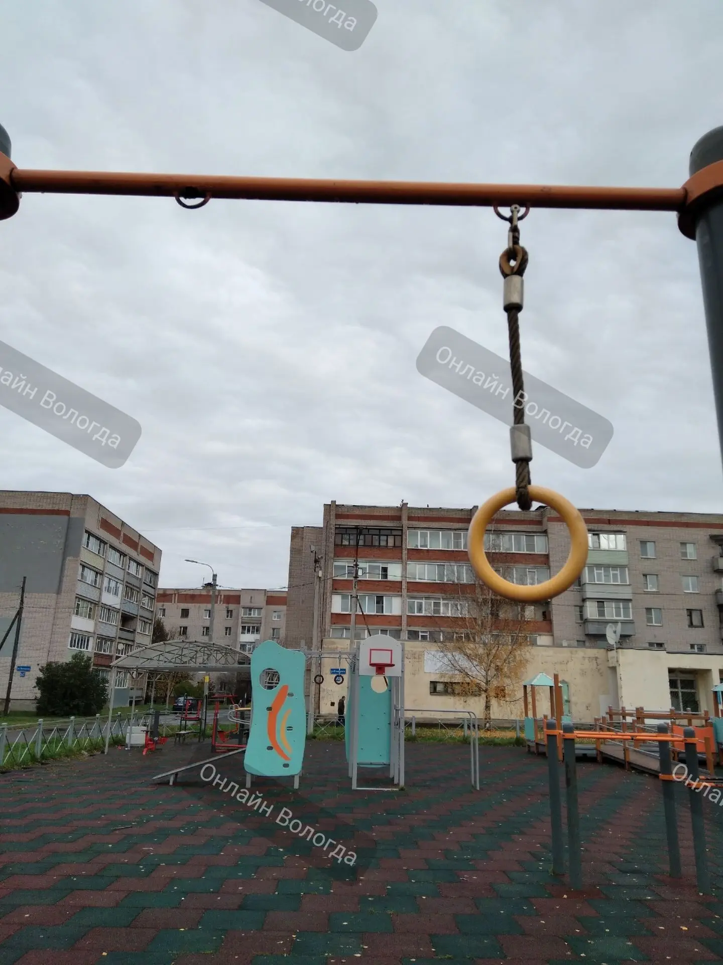 Вот так выглядит местами спортивная площадка на заезде в п. Лоста. Прошу пожалуйста при...