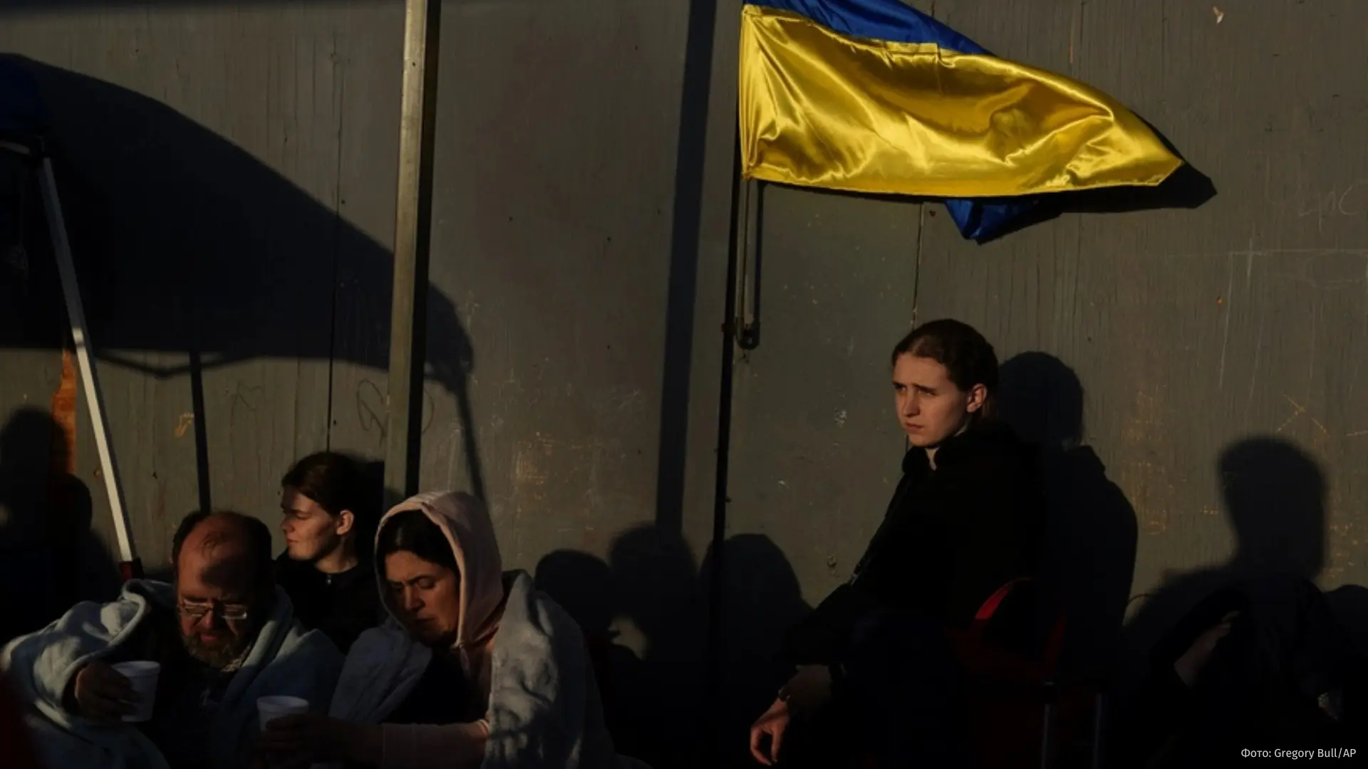 Более 100 тысяч украинцев могут лишиться защиты в США, пишет Politico.