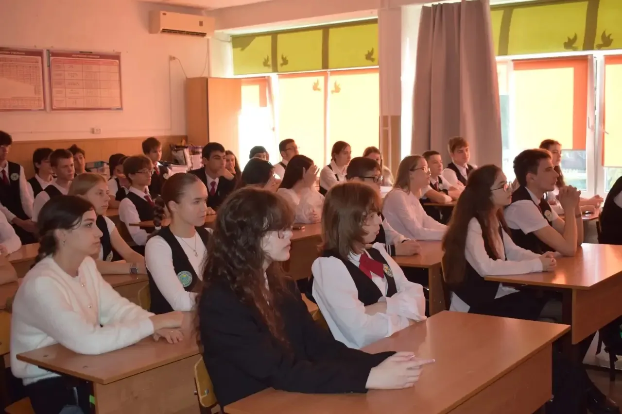 🛡️ Соцсети и безопасность: в 8 «Г» и 9 «В» классах прошли «Разговоры о важном»!
