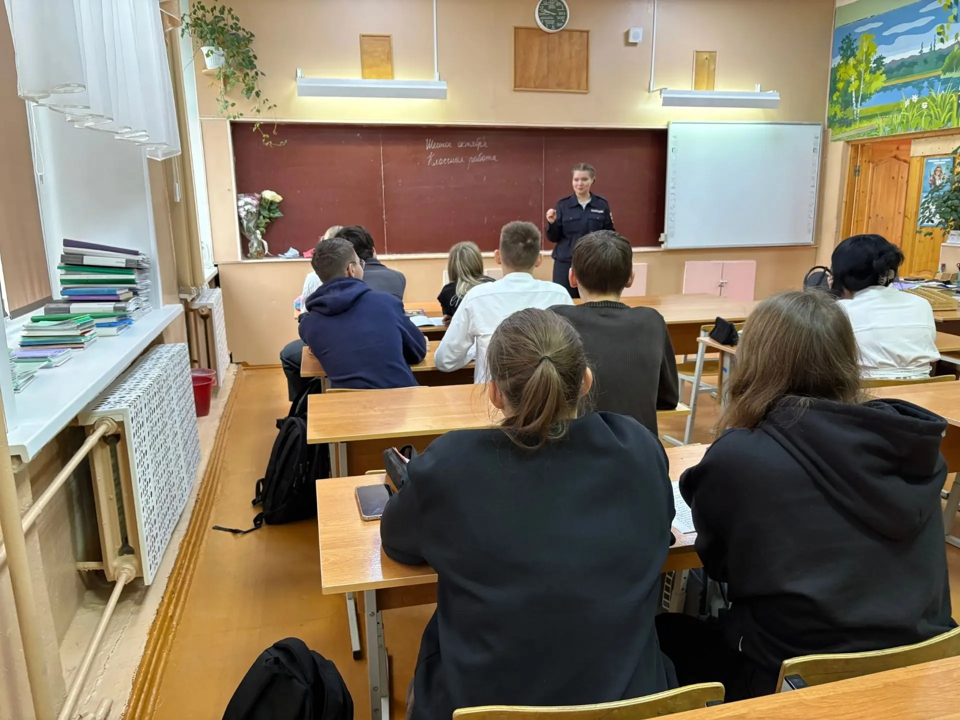 🚔 Старшеклассникам — о безопасности: инспектор Госавтоинспекции провел беседу с 10 кла...