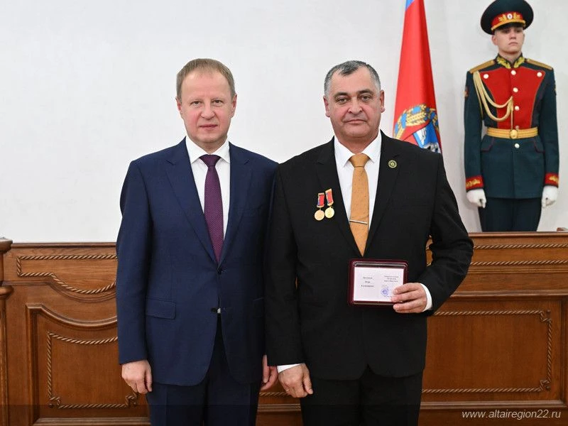 🎖 Губернатор Алтайского края Виктор Томенко вручил Игорю Постникову медаль «За заслуги...