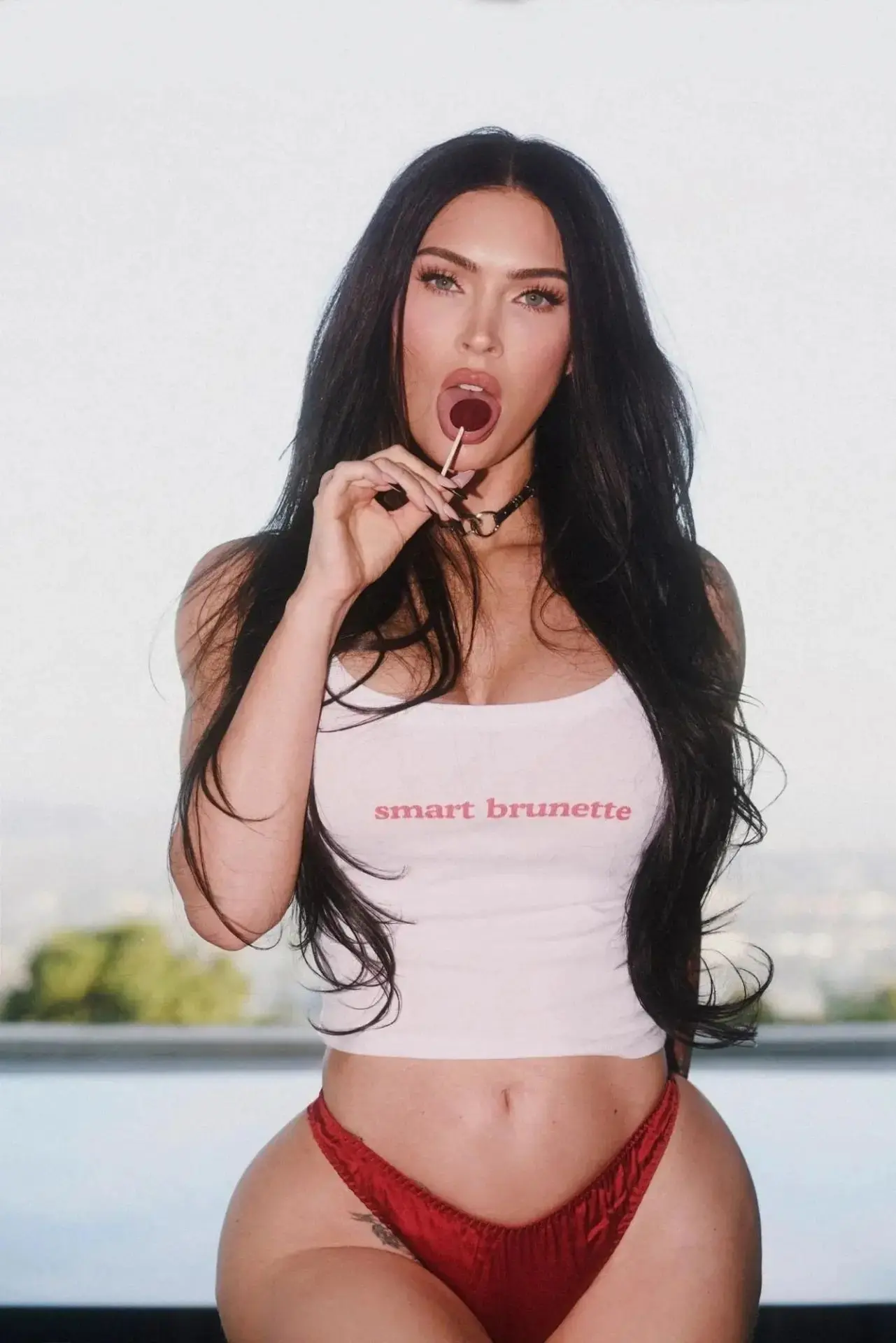 Меган Фокс запустила собственный OnlyFans и обрушила сайт в первый же день.