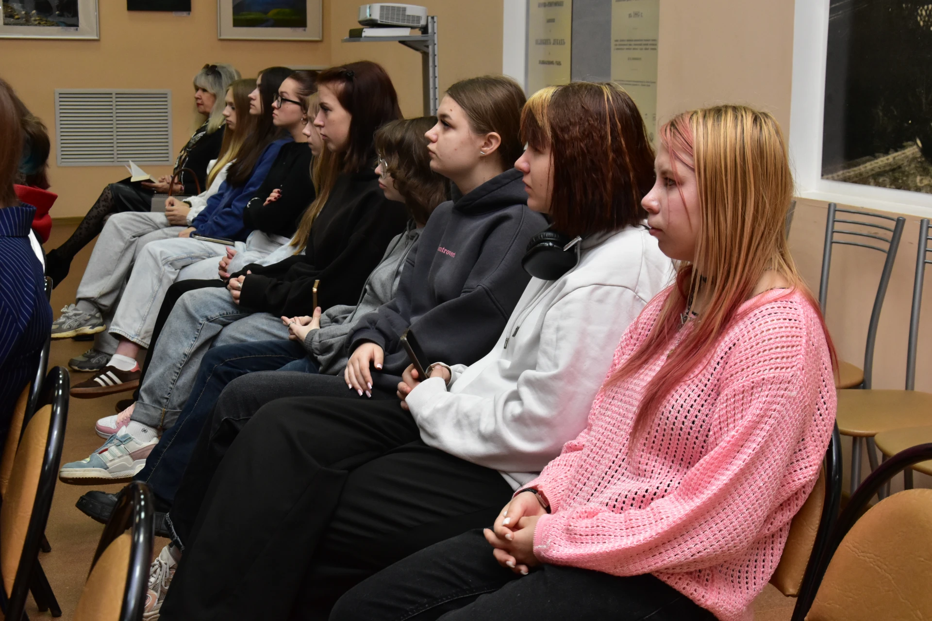 🎖 В центральной городской библиотеке прошел урок мужества «Их подвиг – наша память»