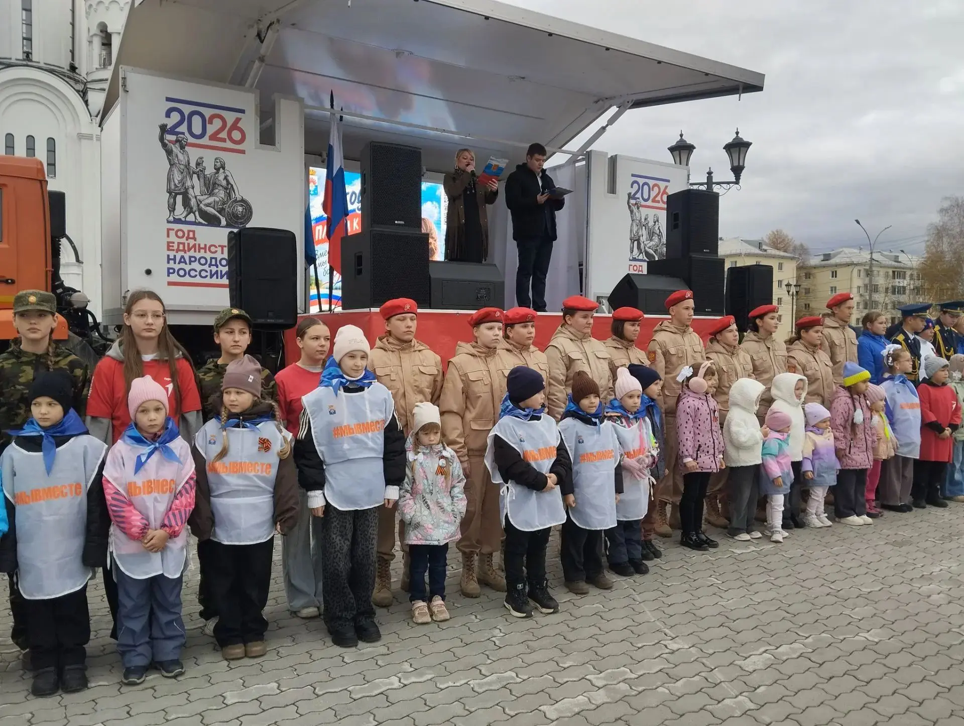 На главной площади города состоялся патриотический концерт «4 года: Плечом к плечу». Эт...