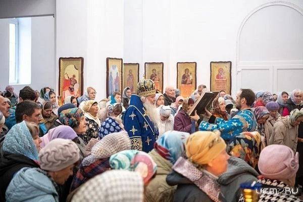↗️ Престольные торжества в Покровском храме Мценска: митрополит Тихон освятил новый ико...