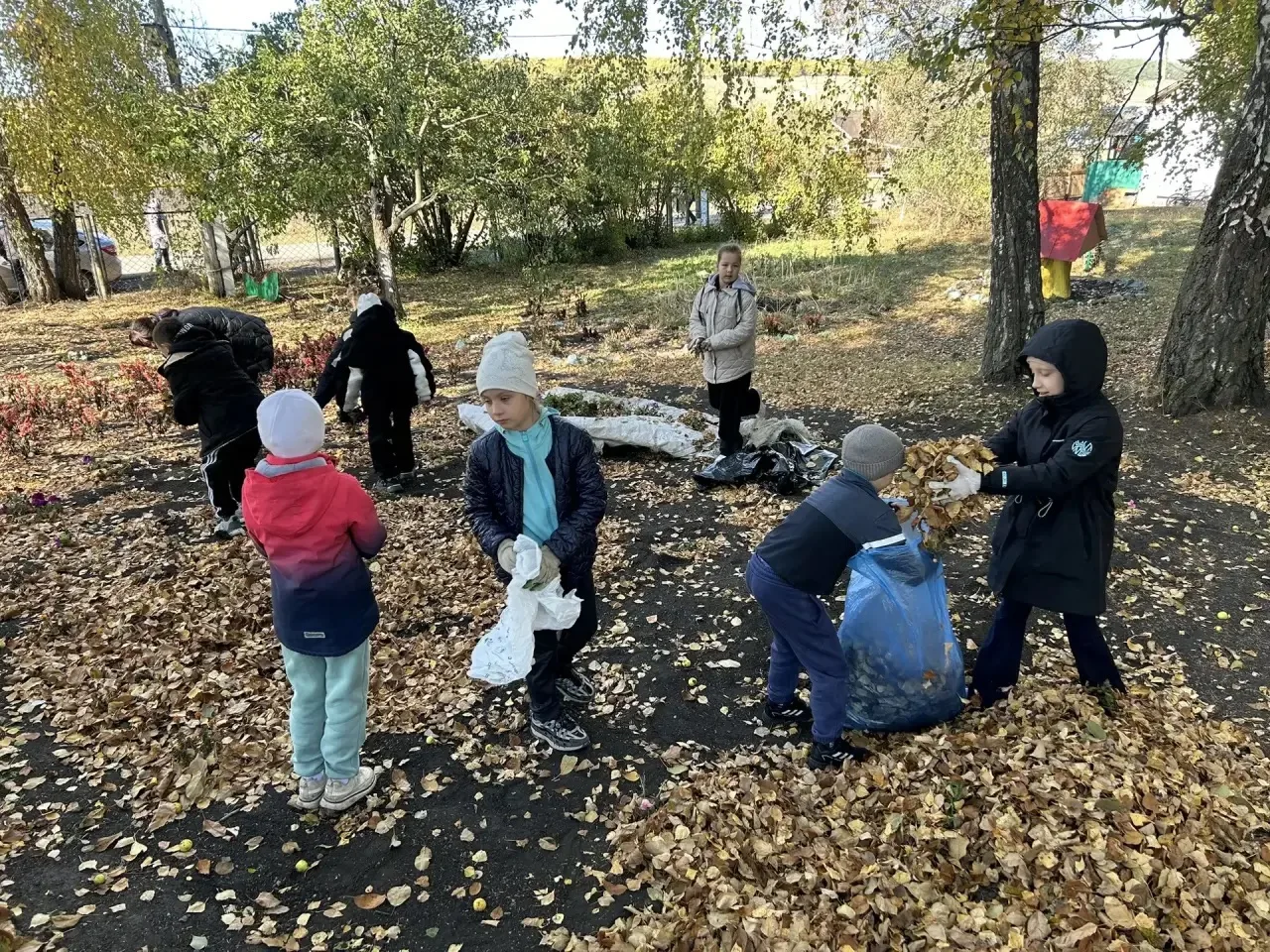 🧹🍂От мала до велика: в муниципальных образованиях района на субботник вышли жители вс...