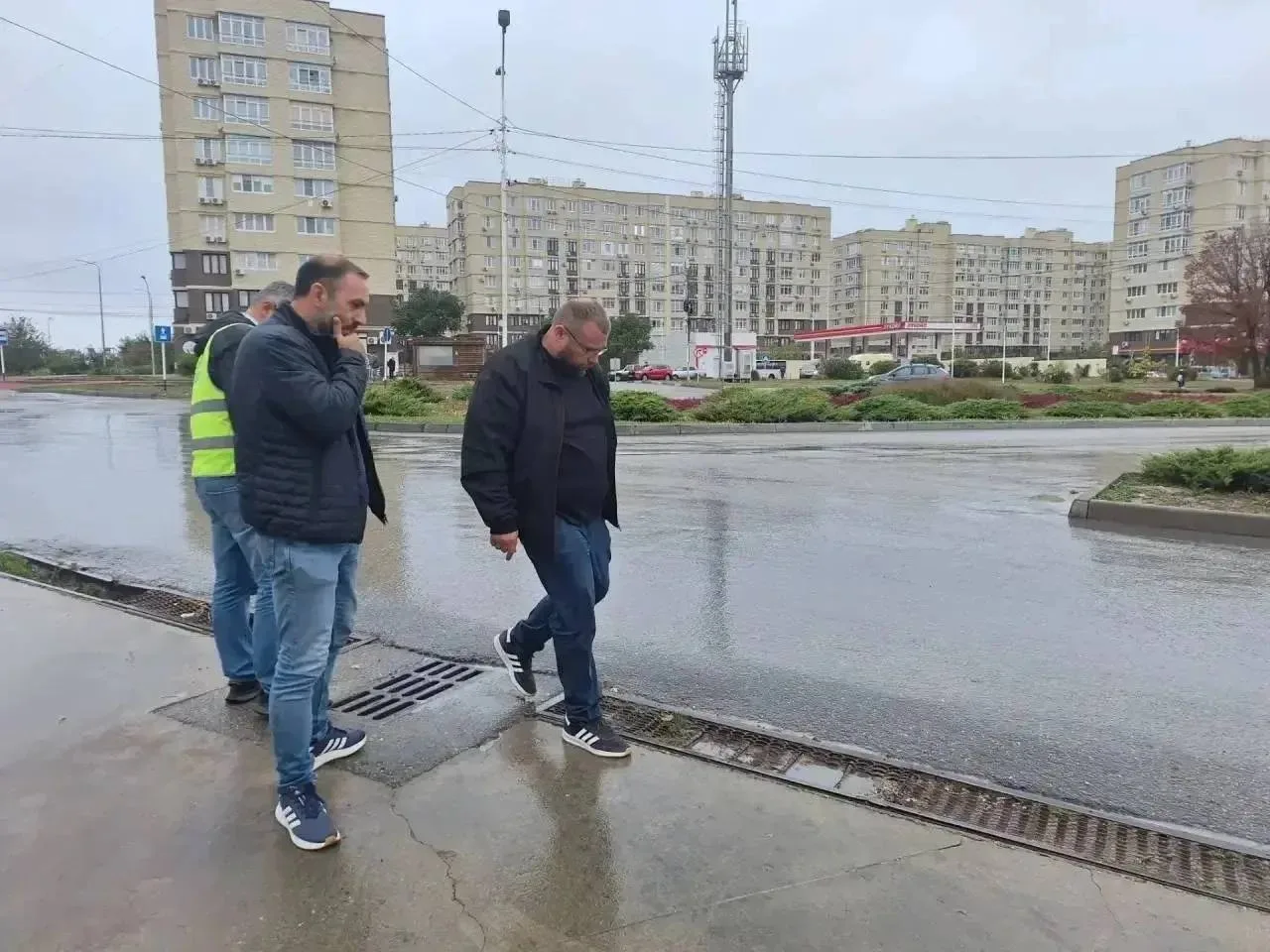 После сильного дождя в Анапе дорожные службы проверили жалобы жителей на подтопления. С...