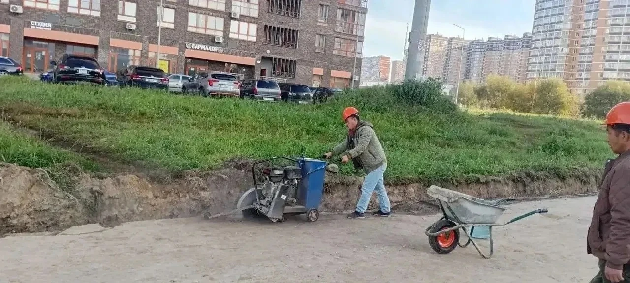 На улице Бояринова в Балашихе приступили к установке бортового камня