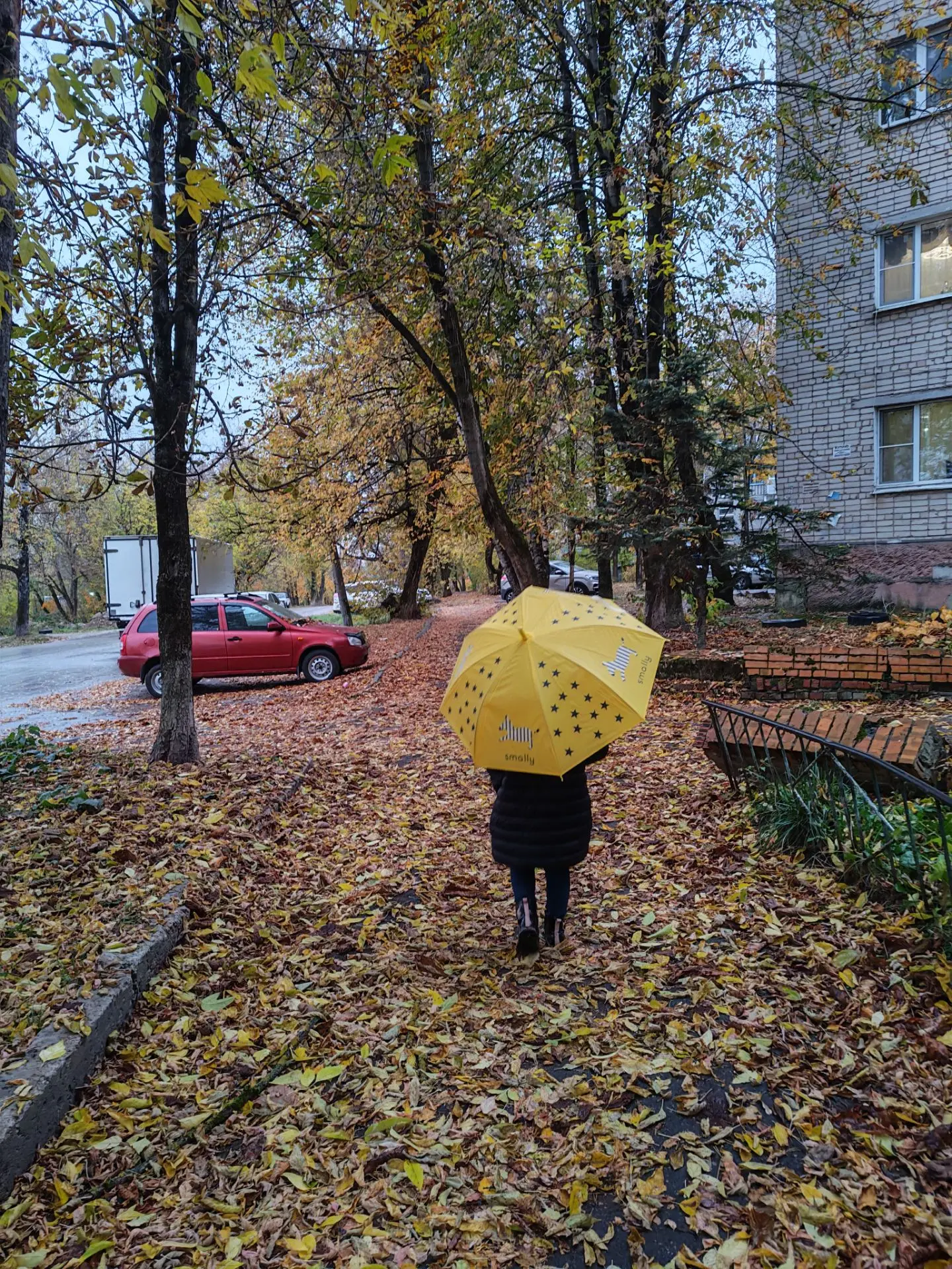 Пошли на занятия, резали, лепили, играли и танцевали (не успела заснять, делали все вме...