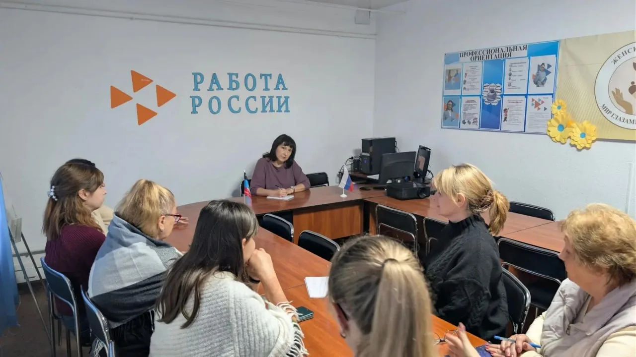 В Володарском округе прошла встреча с трудовым коллективом Володарского районного центр...
