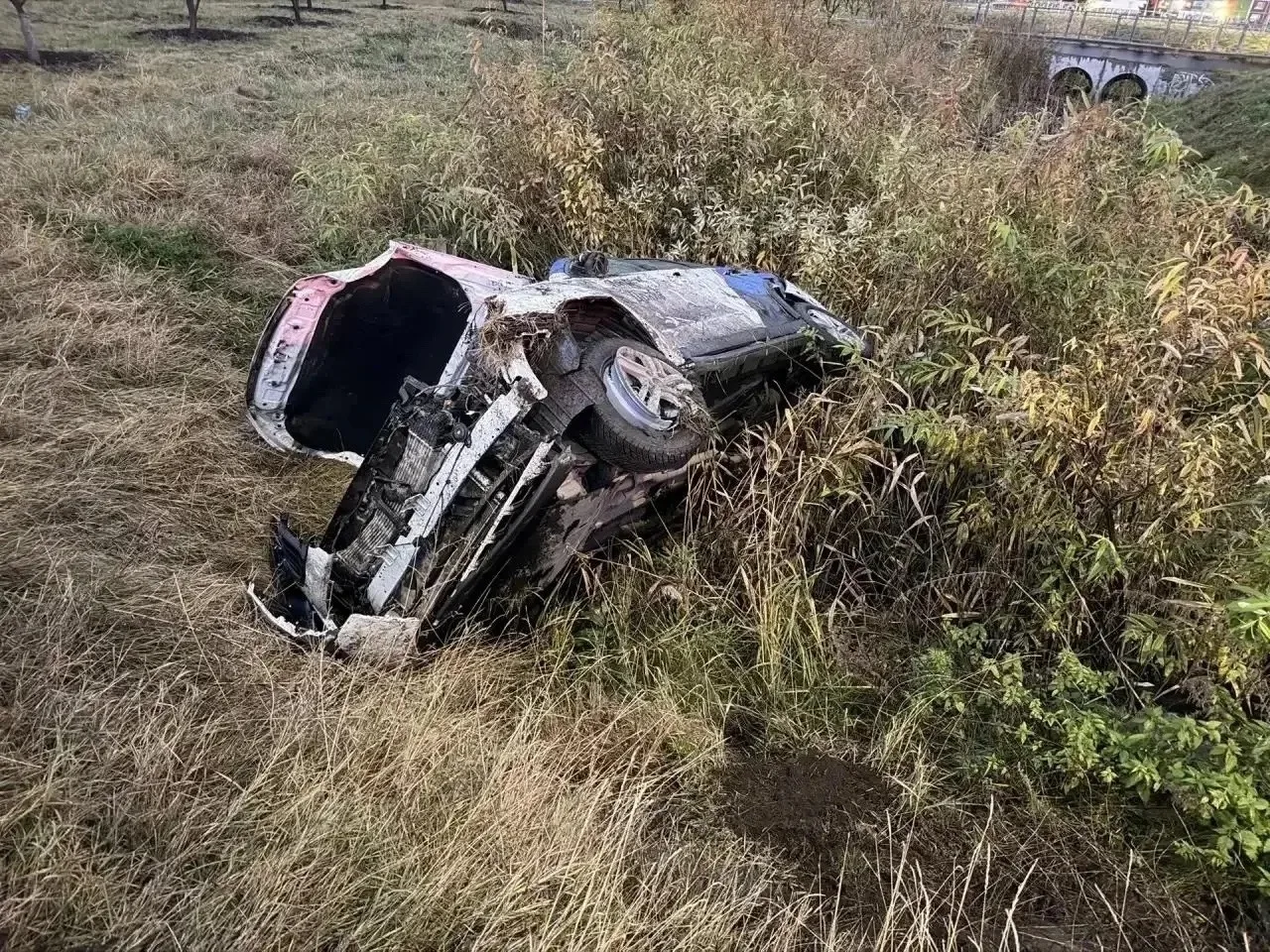 Водитель каршерингового авто, которое обнаружили тюменцы в овраге, скрылся с места аварии