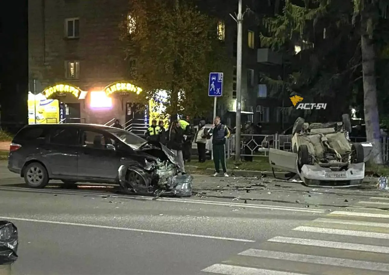 🚗 Автомобиль перевернулся прямо на пешеходном переходе сегодня вечером возле дома №33 ...
