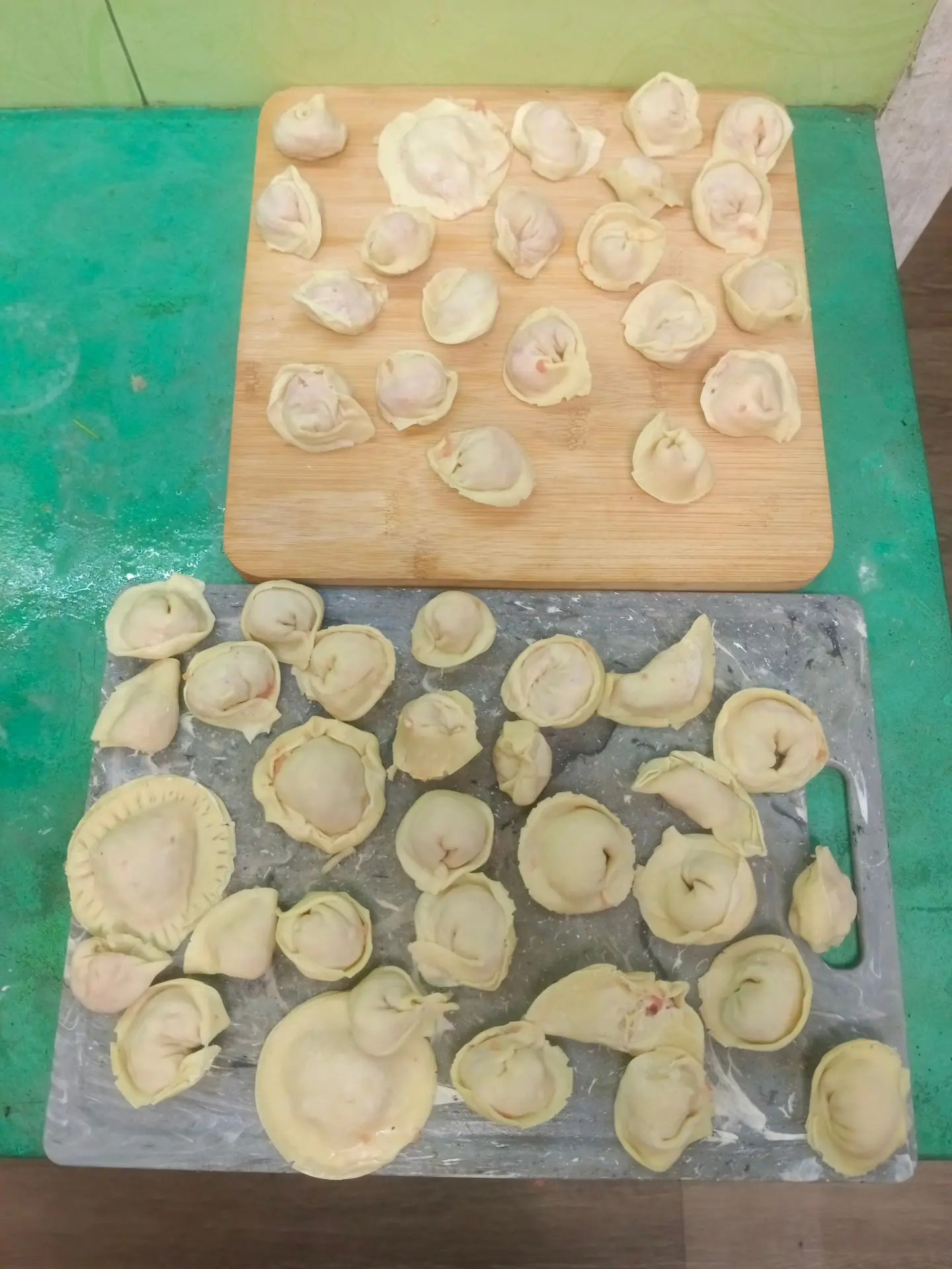 Мои поварята 🧑‍🍳👩‍🍳 первый раз лепили пельмени 🥟.