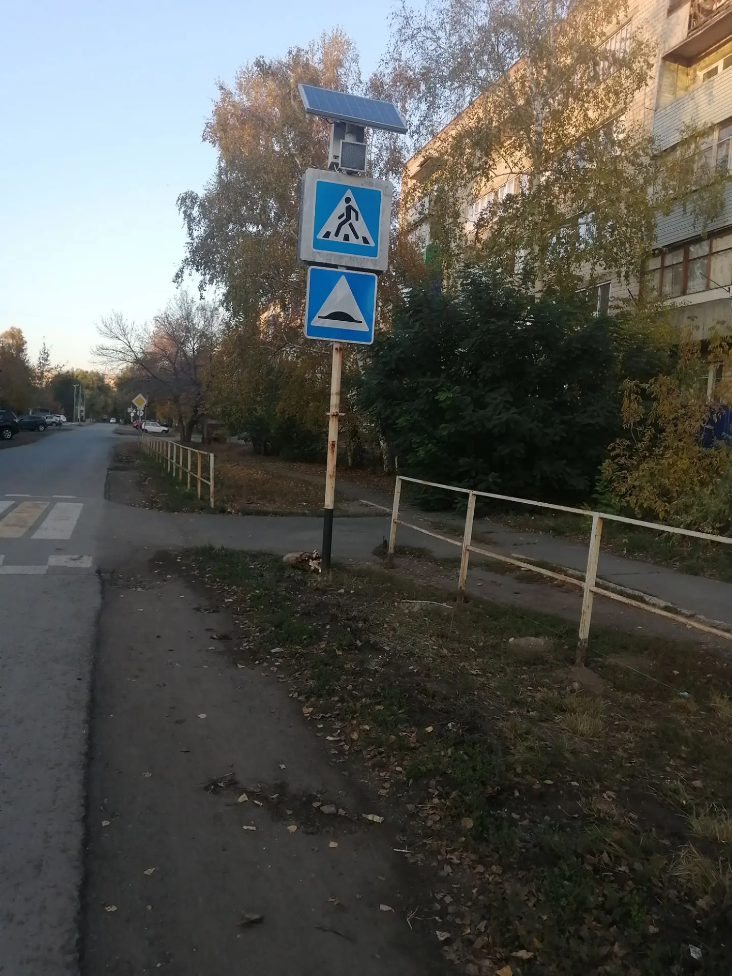 Около гимназии расширяют дорогу