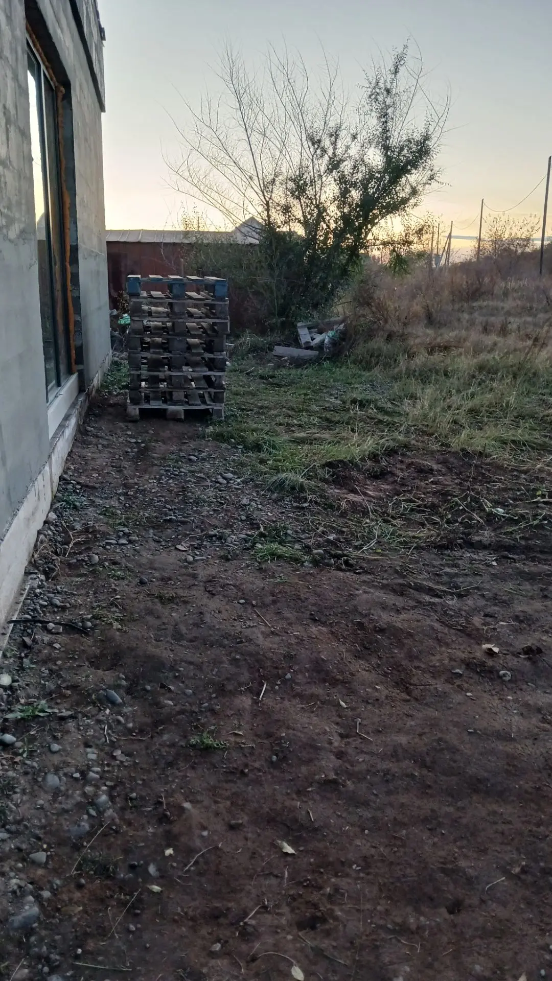 Чуть прибрались, разровняли около дома