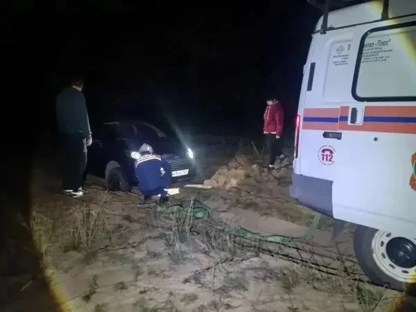 В Шолоховском районе семья с ребёнком из Ростова застряла на автомобиле в лесу. Колёса ...