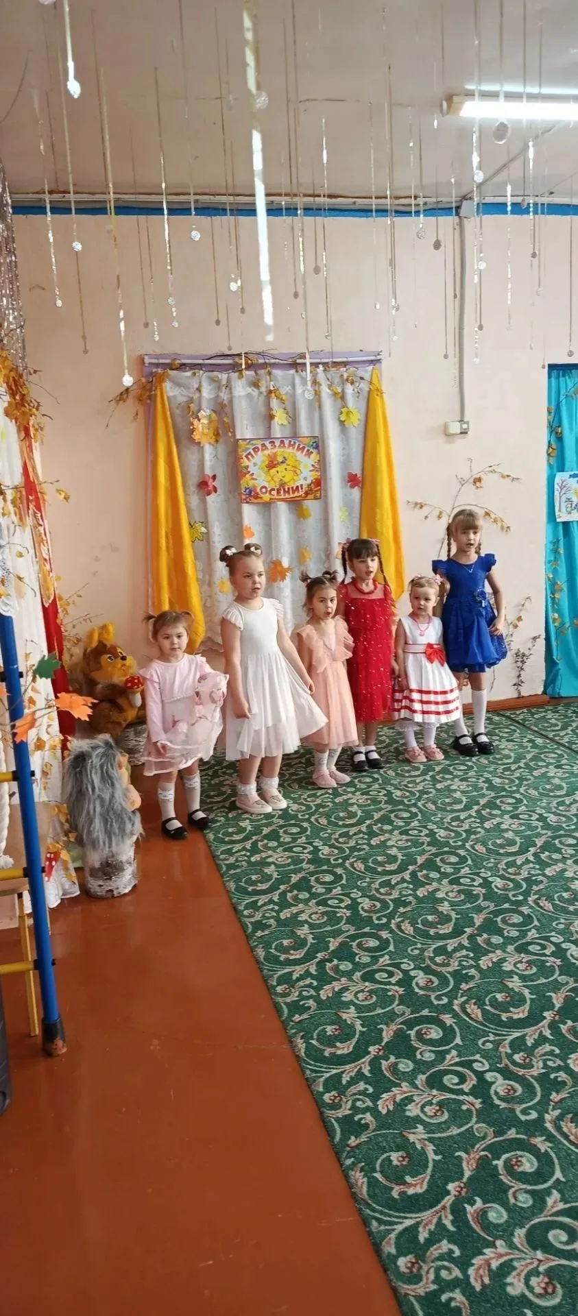 Заглянул сегодня праздник в каждый дом, потому что бродит Осень за окном! Заглянул осен...
