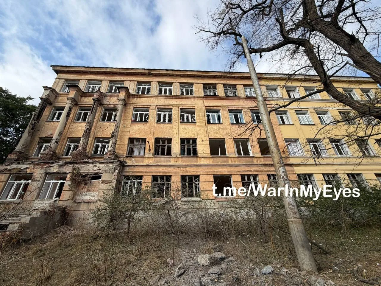 Ещё последствия ночной атаки БПЛА в Ворошиловском районе Донецка, в результате которой ...