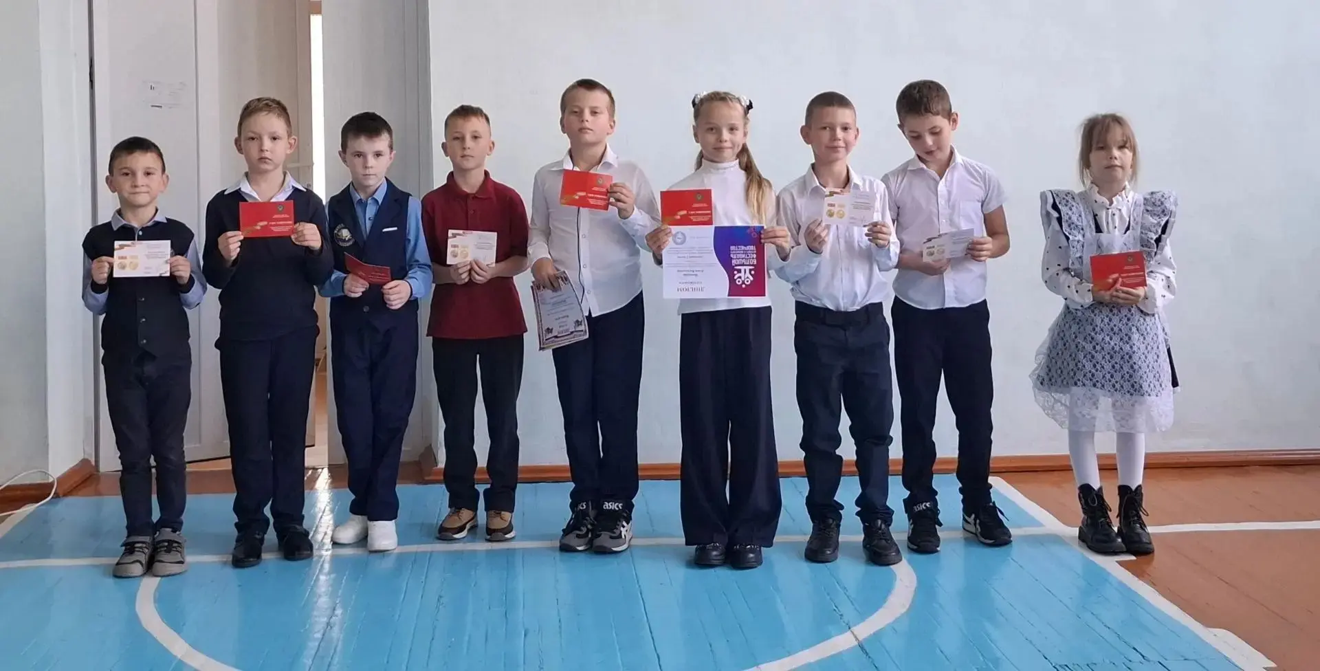 Учащимся 2 х классов  на школьной линейке  вручили памятные медали🏅  за участие в Межд...