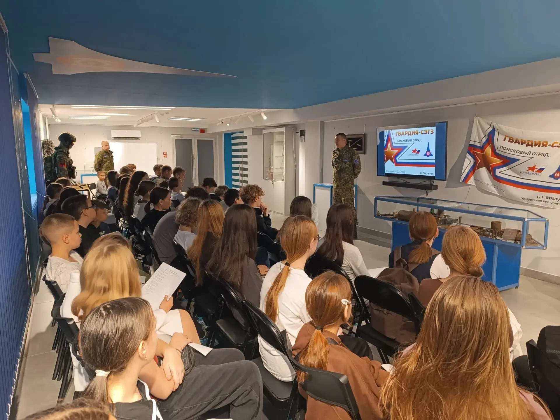 Школьники прикоснулись к истории: поисковики провели Урок Мужества с настоящими находка...