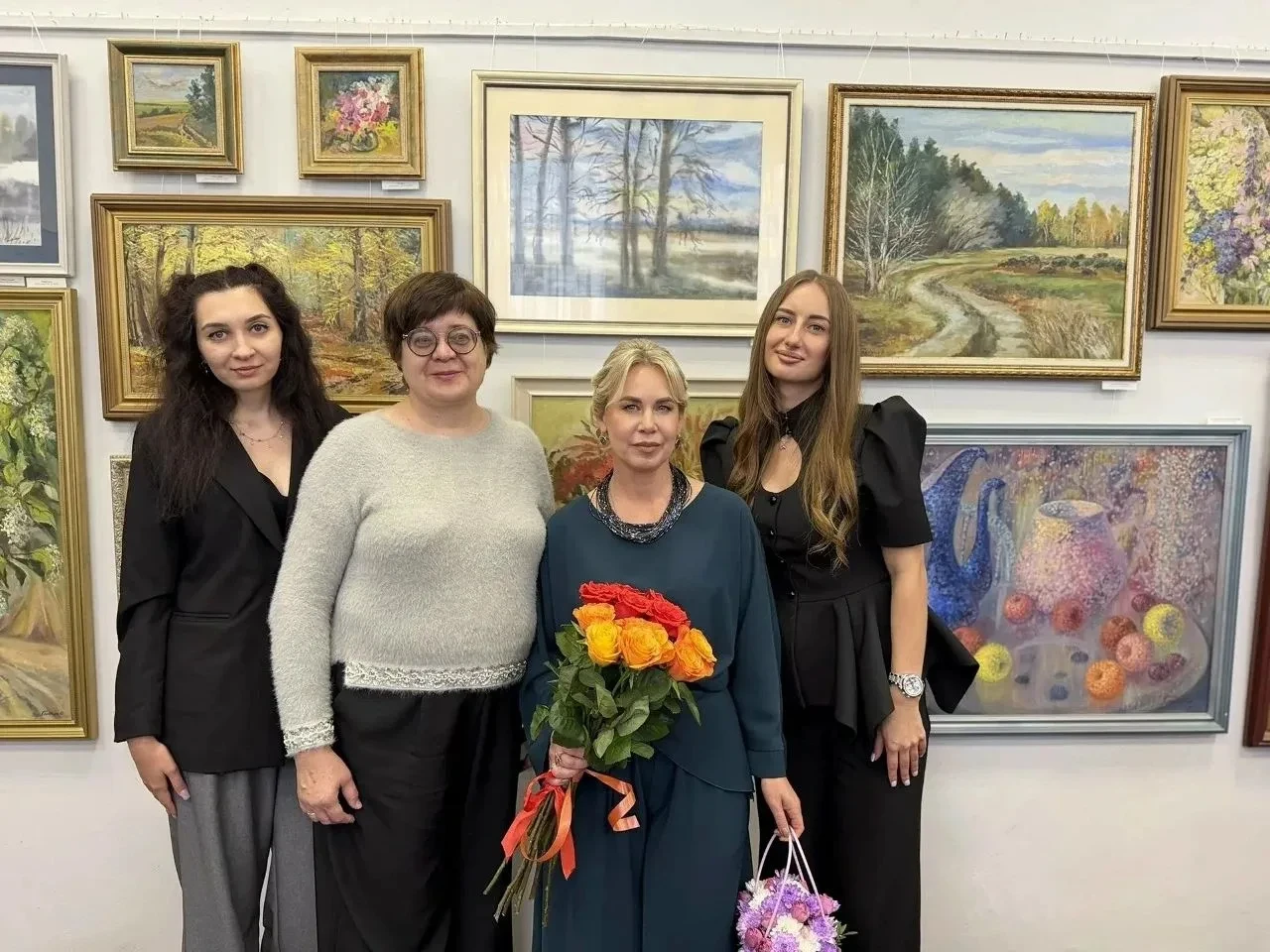 В детской художественной школе открылась юбилейная персональная выставка живописи и гра...
