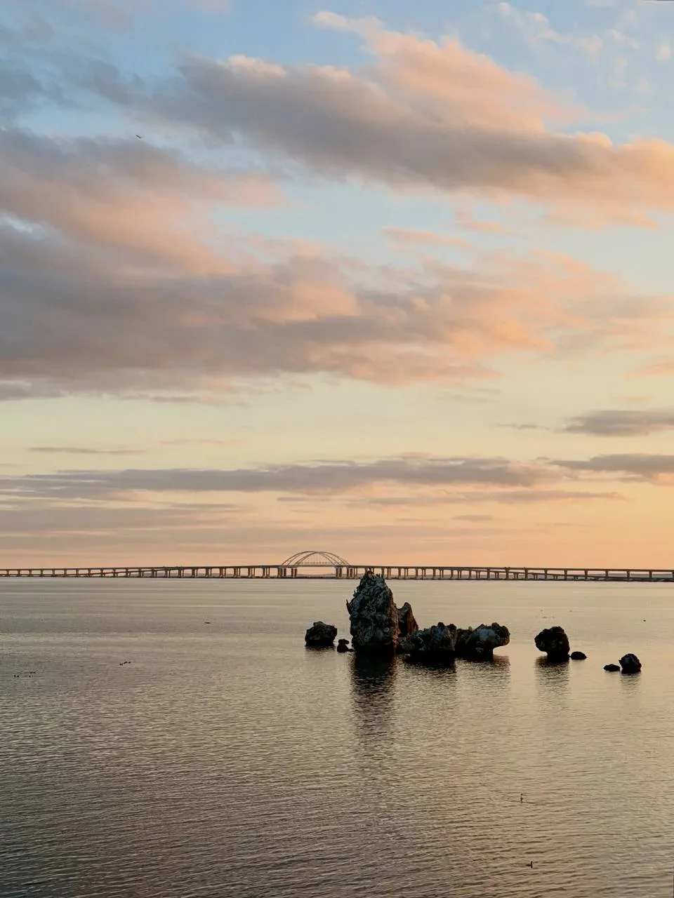 🌅 Крымский мост на фоне закатного неба.