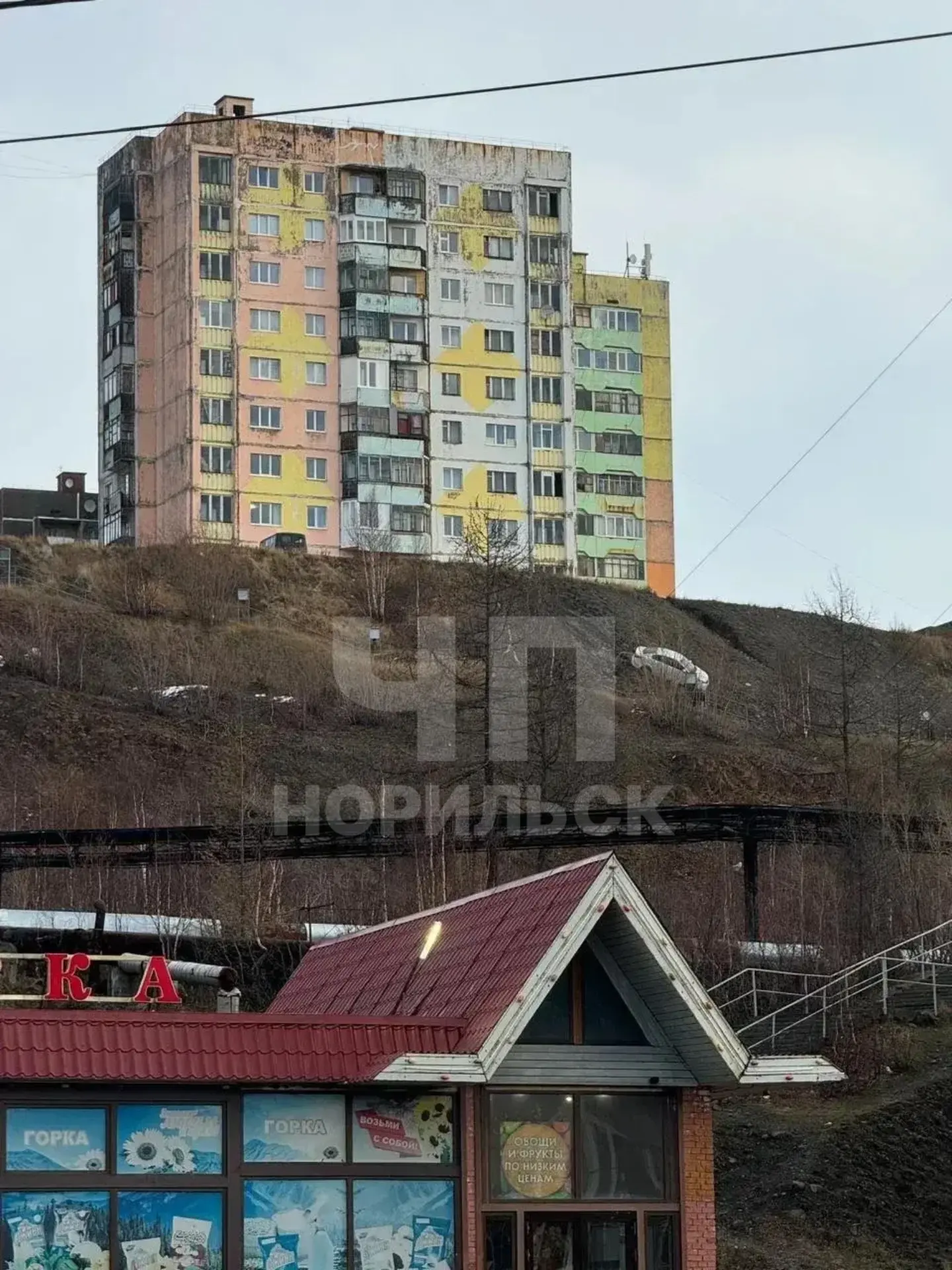 Кто в курсе, давно он там, этот любитель срезать по короткой дороге?