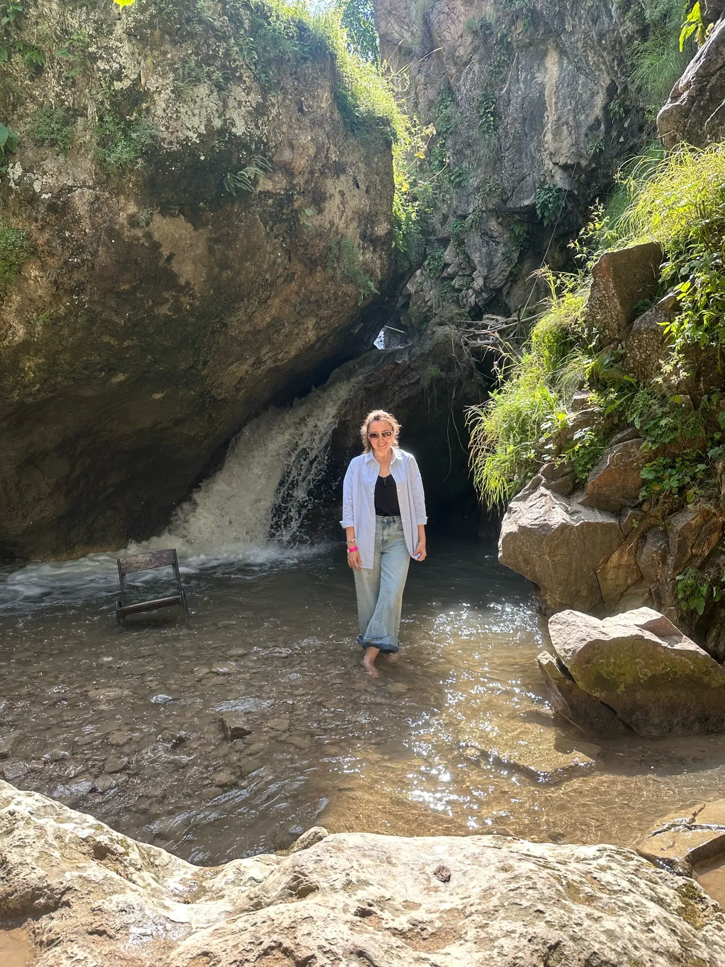 А вода очень холодная - долго стоять в ней невозможно. Сфоткалась и выбежала 😂
